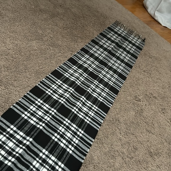 Like New Scarf-Black & White-Twisted Fringe-65x12 - Picture 9 of 10